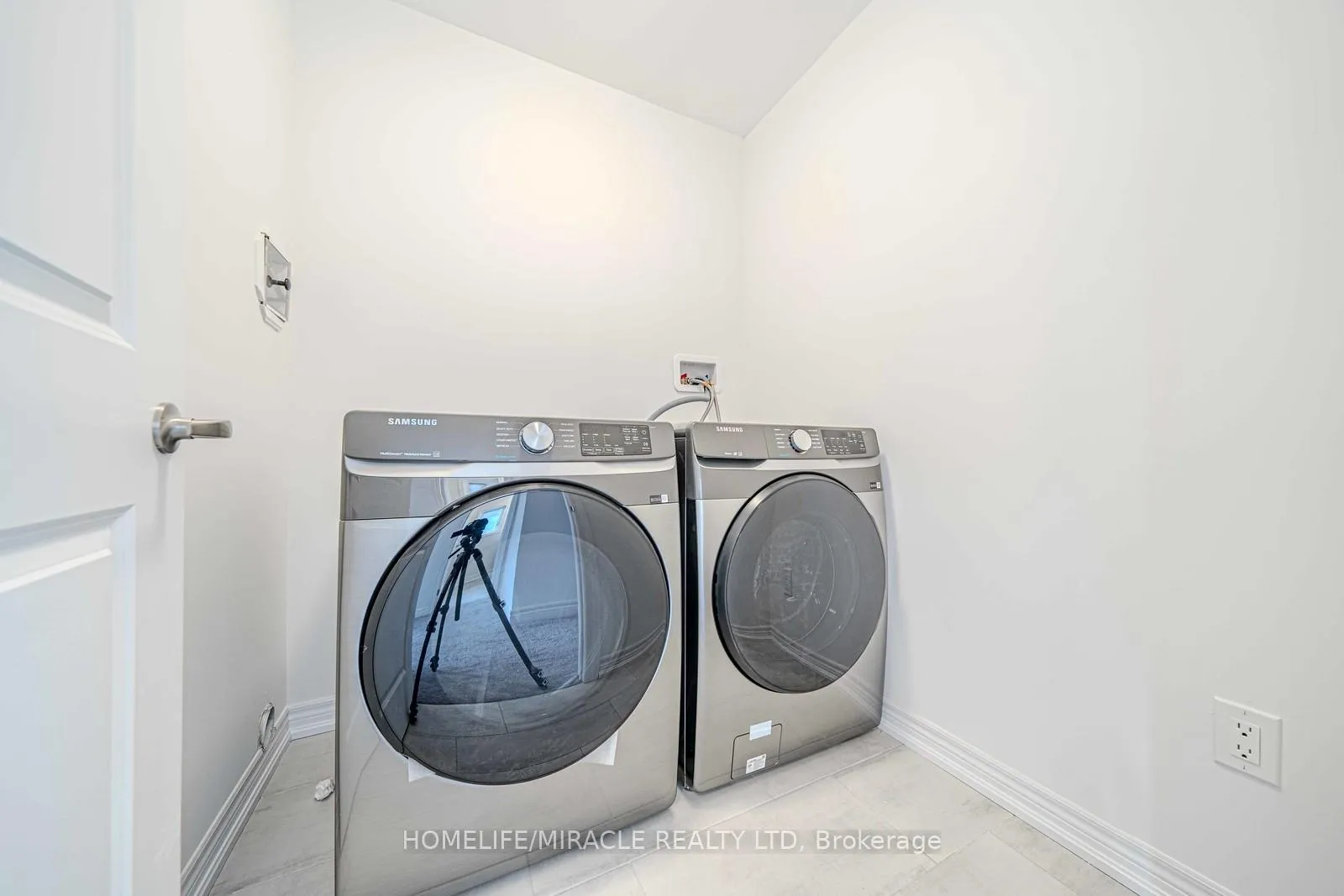 Photo 5 of 1054 Lockie Drive, Oshawa, Taunton — HOMEH