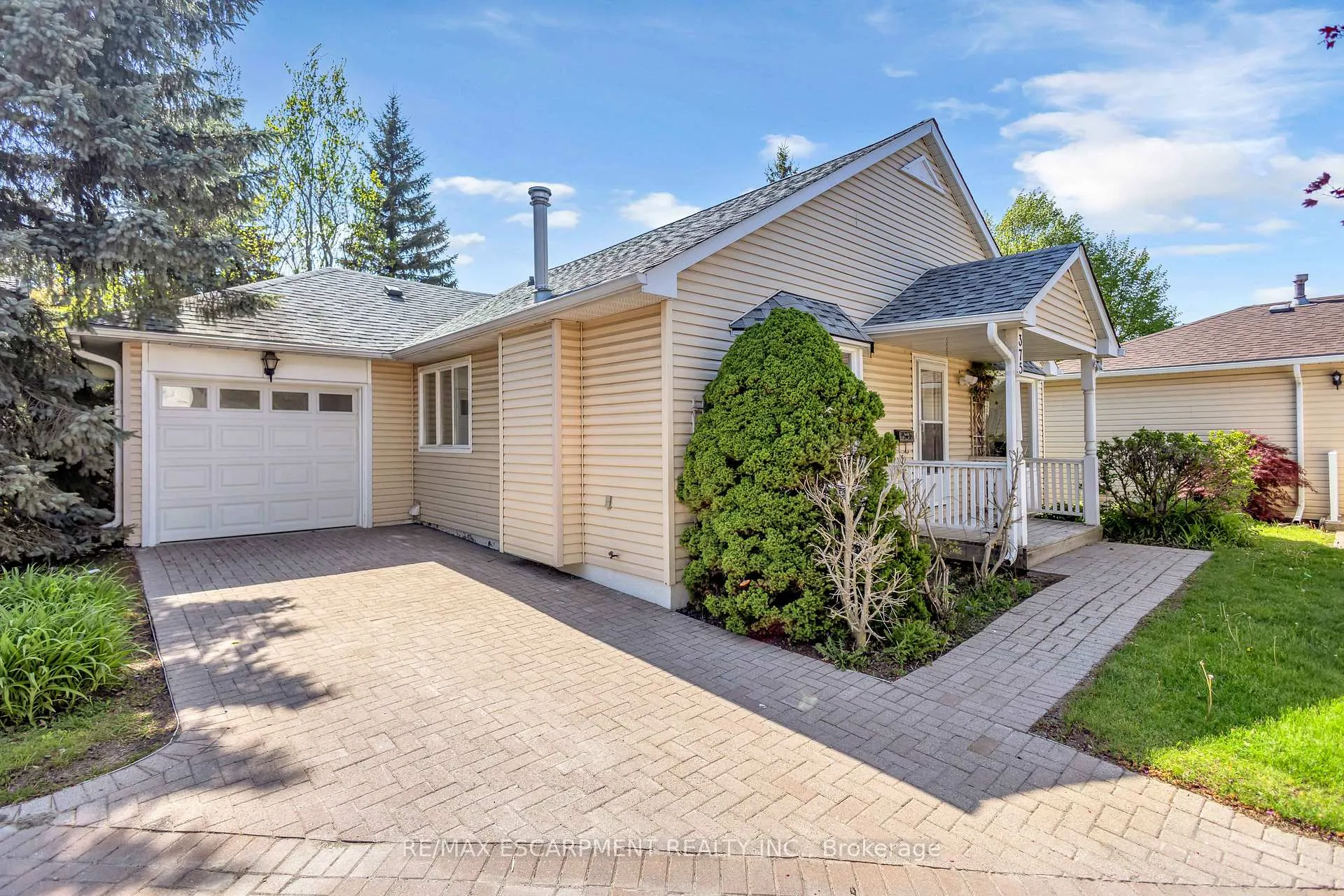 Photo 2 of 375 Silverbirch Boulevard, Hamilton, Villages of Glancaster — HOMEH