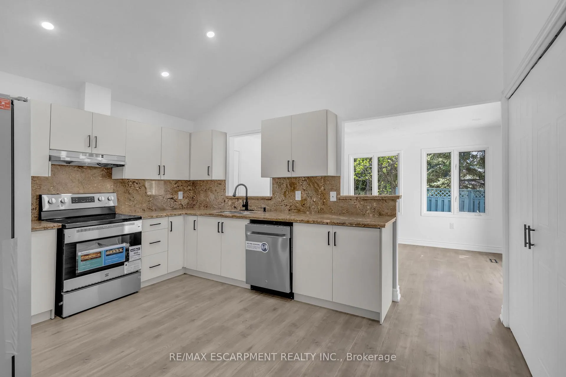 Photo 13 of 375 Silverbirch Boulevard, Hamilton, Villages of Glancaster — HOMEH