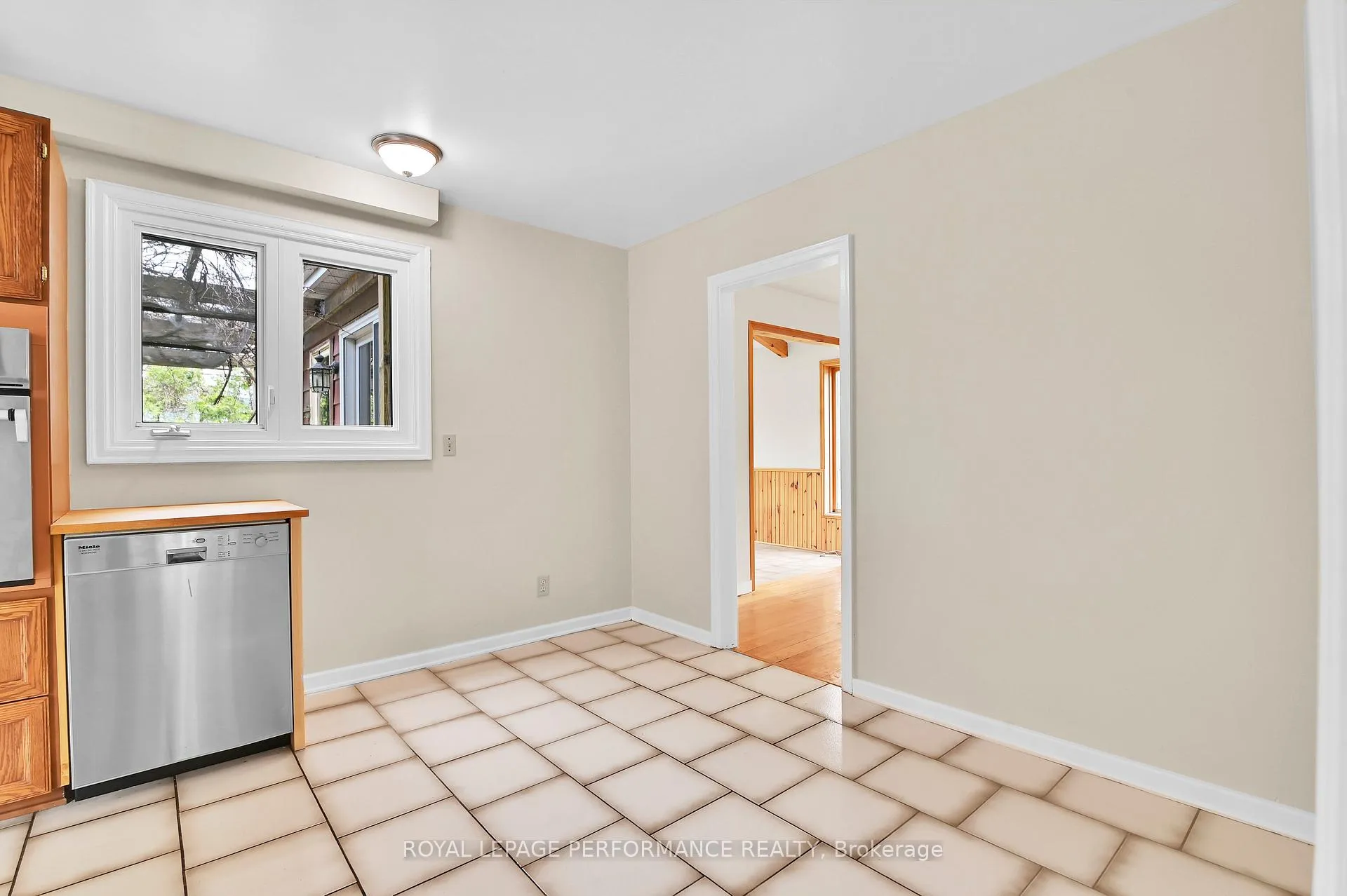 Photo 10 of 77 Canter Boulevard, Ottawa, Meadowlands/St. Claire Gardens — HOMEH