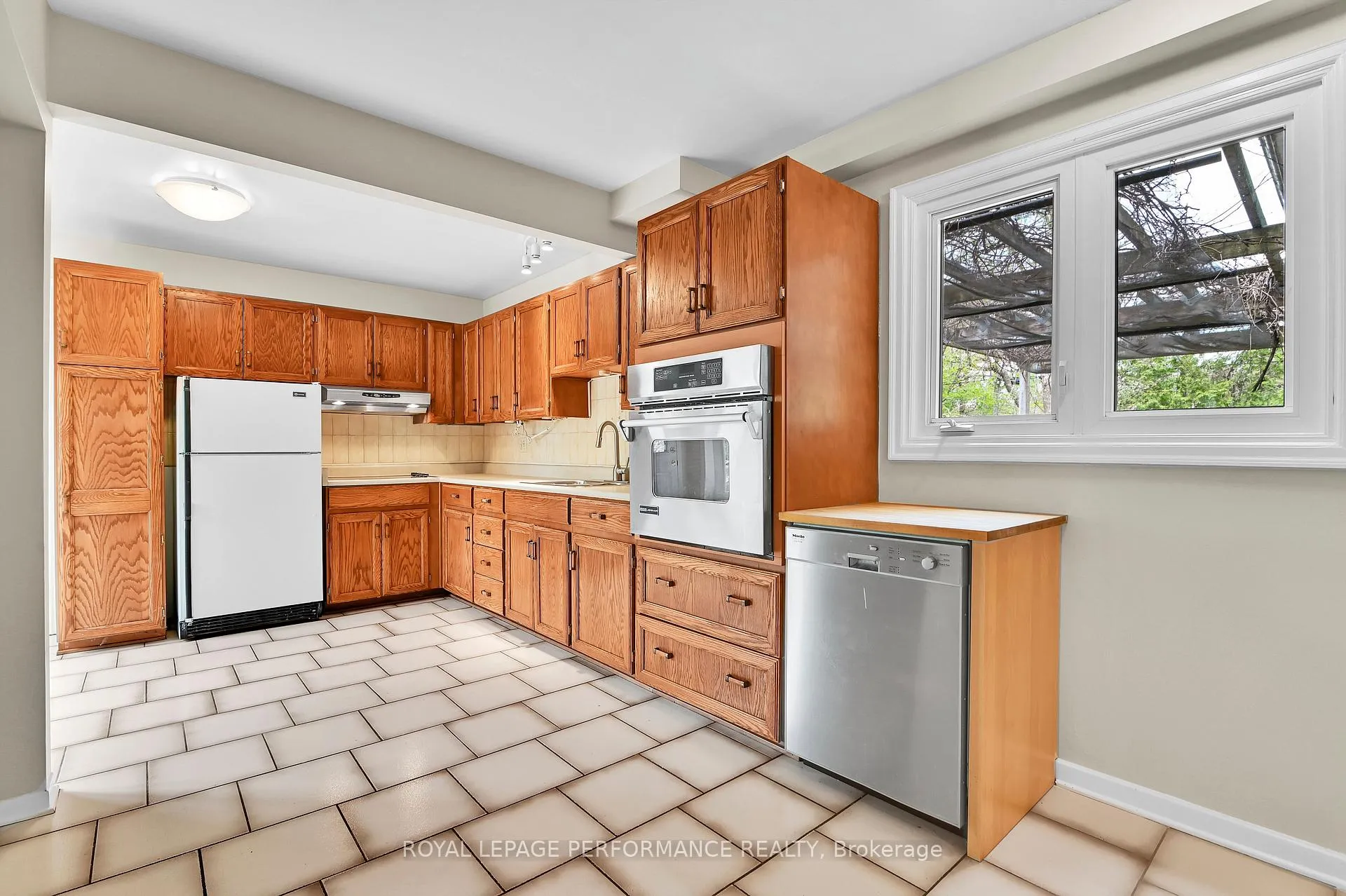 Photo 11 of 77 Canter Boulevard, Ottawa, Meadowlands/St. Claire Gardens — HOMEH