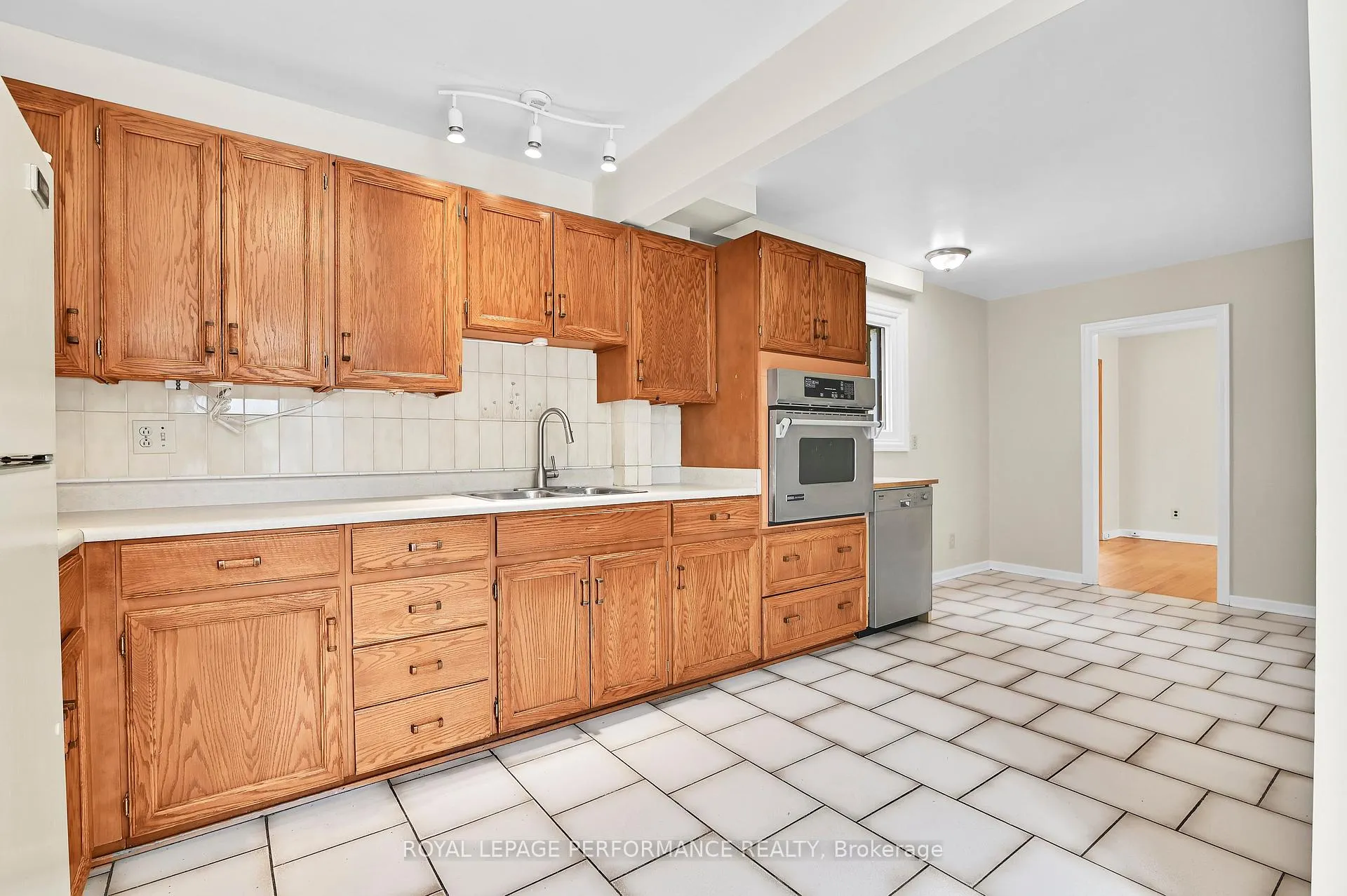 Photo 15 of 77 Canter Boulevard, Ottawa, Meadowlands/St. Claire Gardens — HOMEH