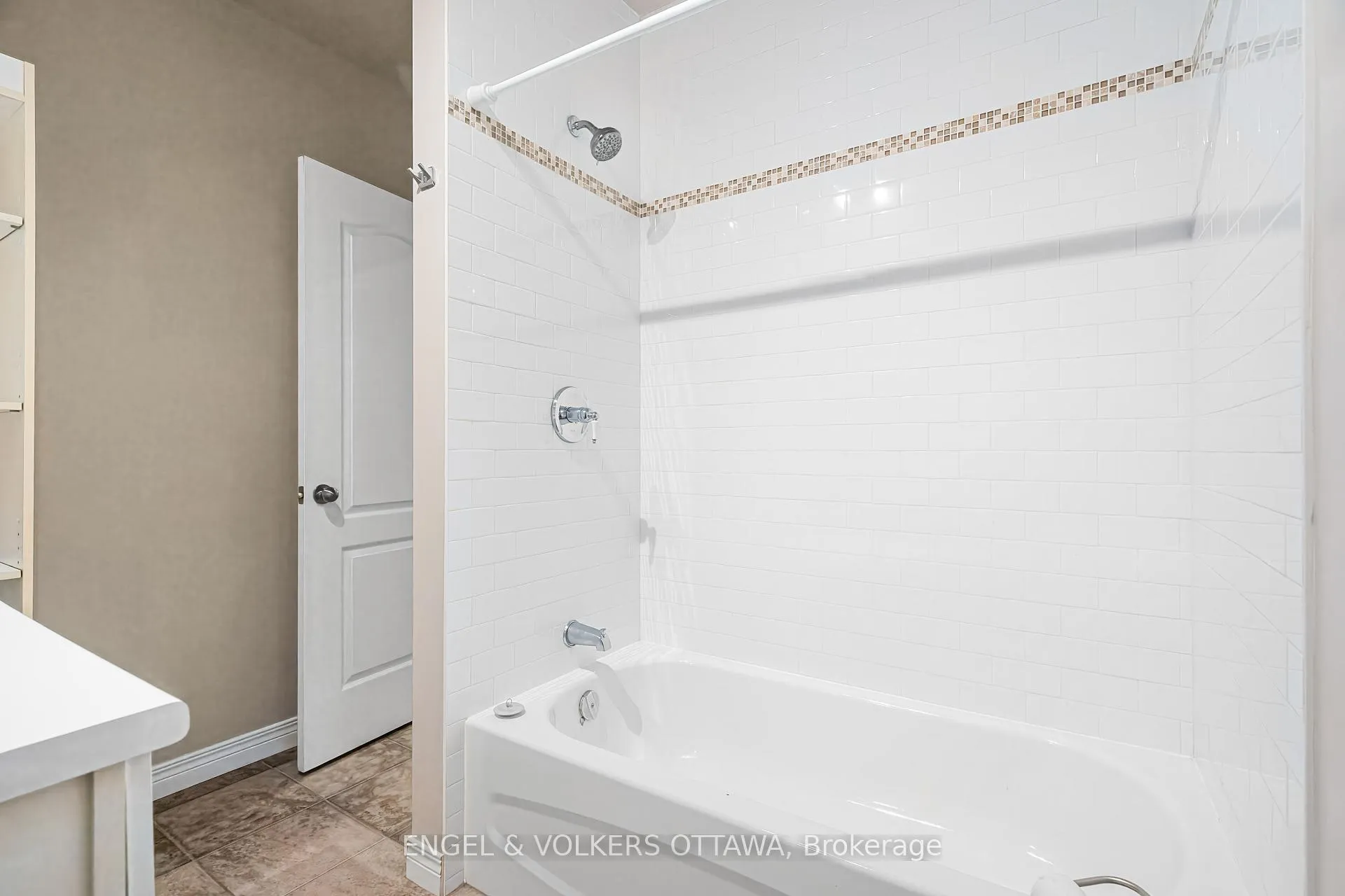 Photo 39 of 1130 Emperor Avenue, Ottawa, Carlington — HOMEH