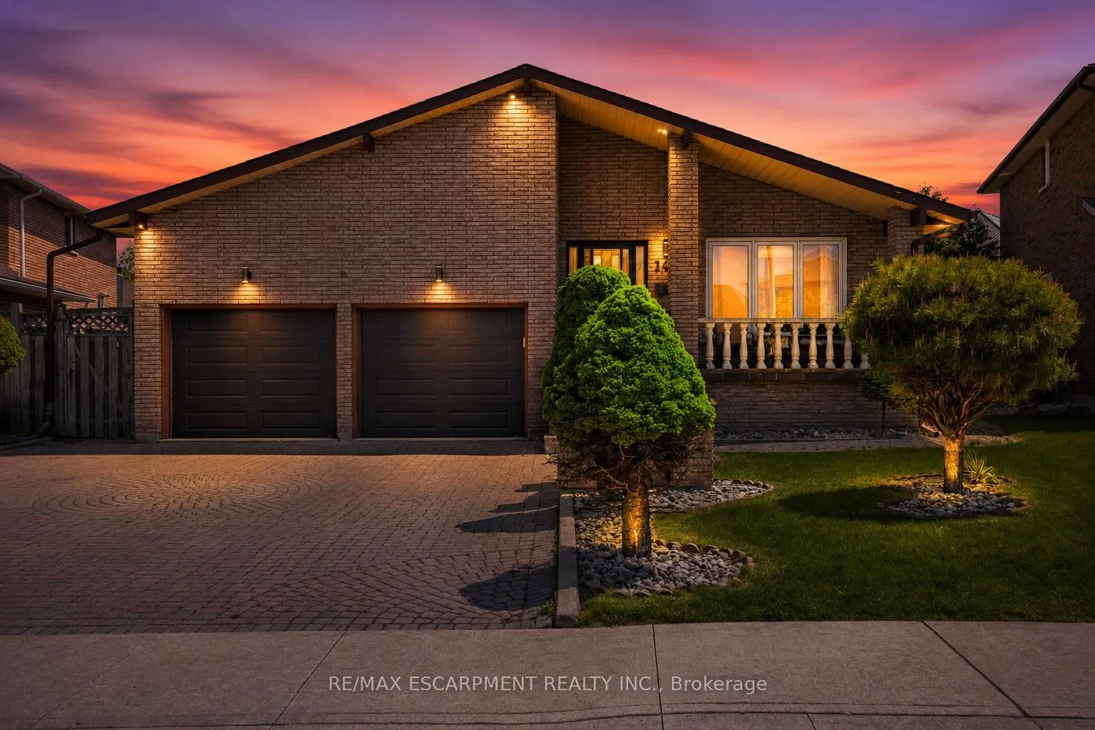 Photo 2 of 140 Solomon Crescent, Hamilton, Trenholme — HOMEH