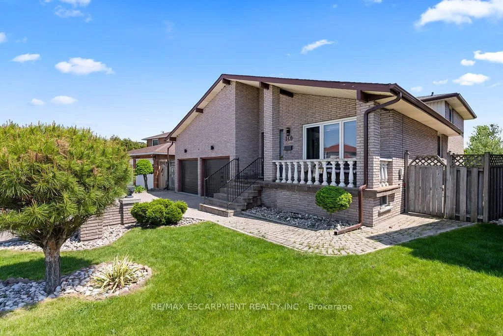 Photo 4 of 140 Solomon Crescent, Hamilton, Trenholme — HOMEH