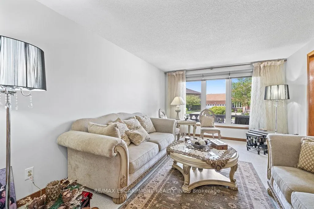 Photo 11 of 140 Solomon Crescent, Hamilton, Trenholme — HOMEH