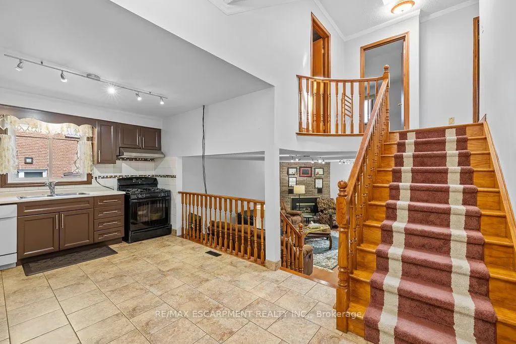 Photo 16 of 140 Solomon Crescent, Hamilton, Trenholme — HOMEH