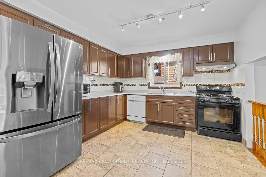 Photo 18 of 140 Solomon Crescent, Hamilton, Trenholme — HOMEH