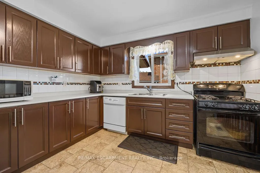 Photo 19 of 140 Solomon Crescent, Hamilton, Trenholme — HOMEH