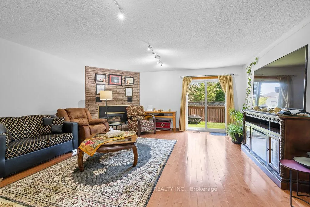 Photo 20 of 140 Solomon Crescent, Hamilton, Trenholme — HOMEH