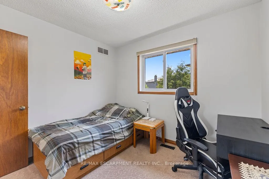 Photo 33 of 140 Solomon Crescent, Hamilton, Trenholme — HOMEH
