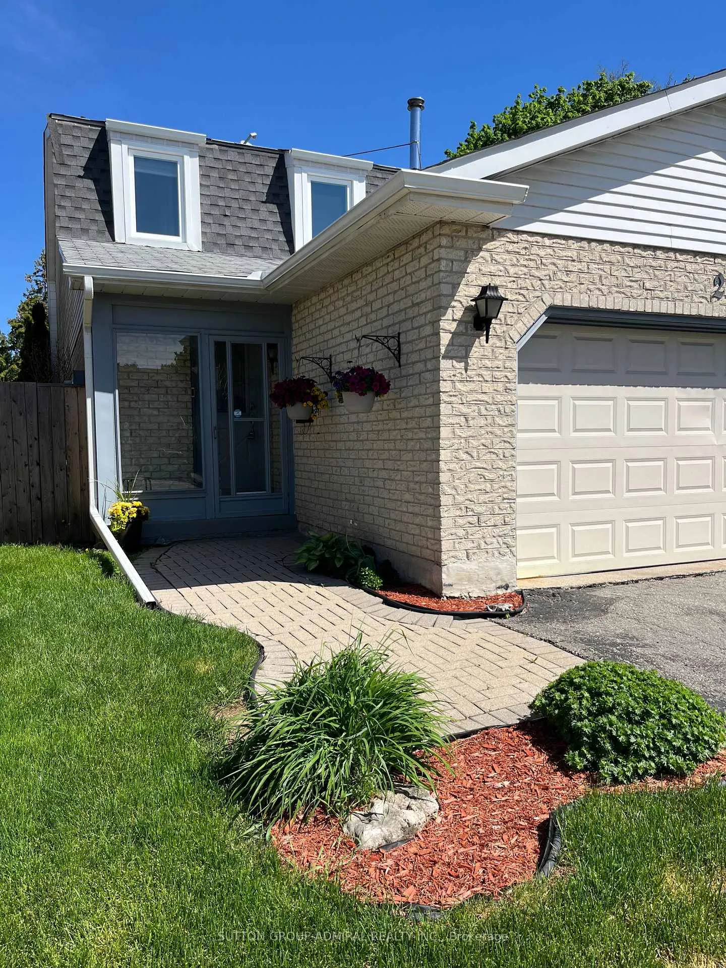 Photo 2 of 218 Mullen Drive, Vaughan, Brownridge — HOMEH