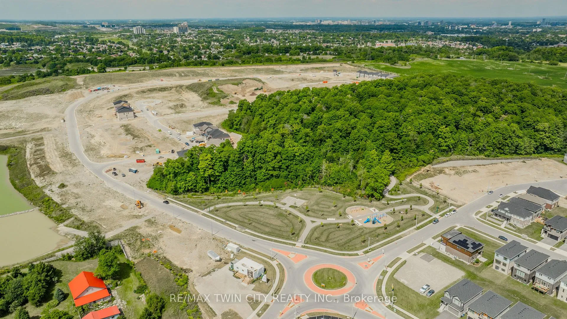 Photo 2 of 925 Stephanie Court, Kitchener — HOMEH