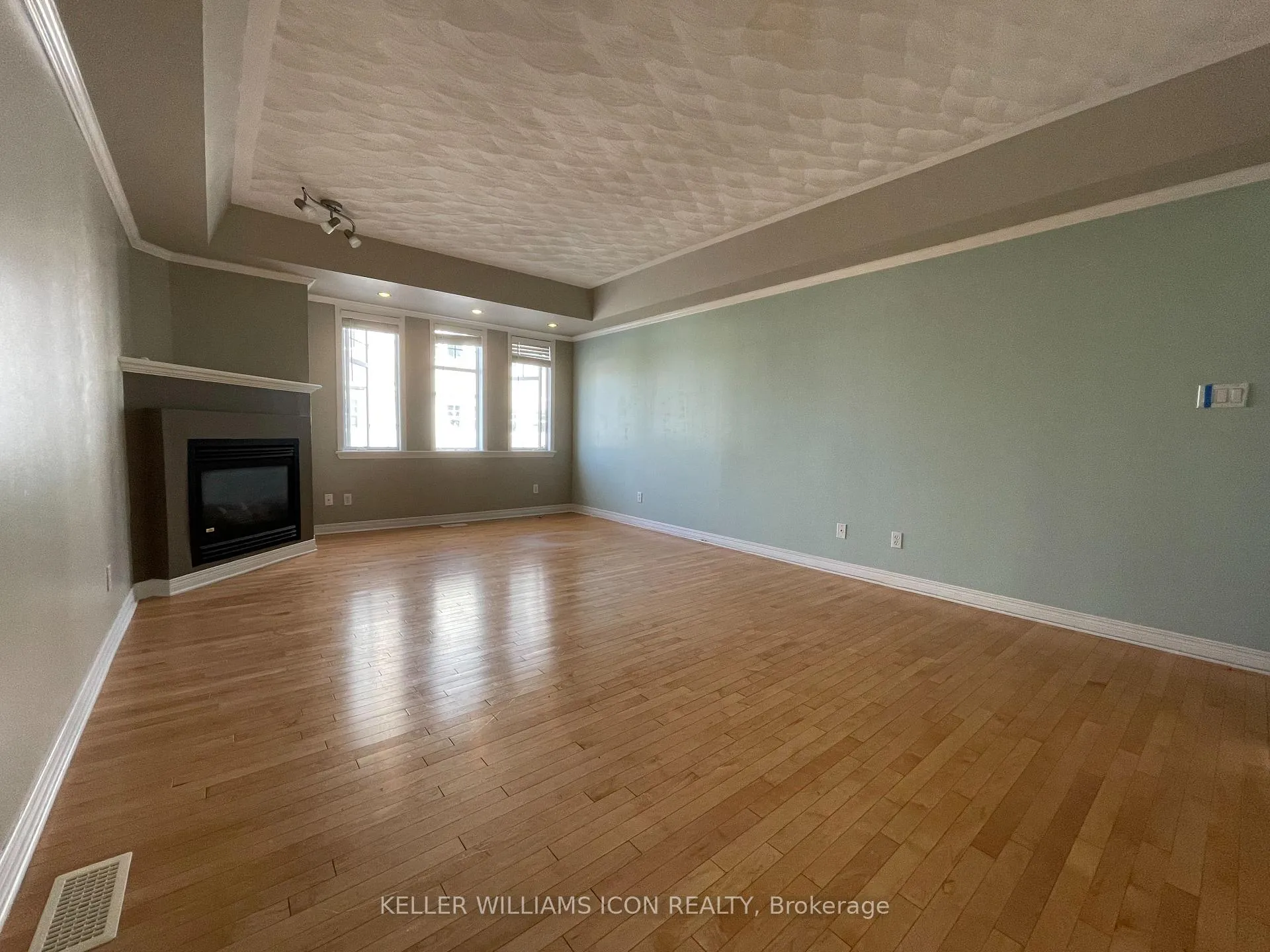 Photo 4 of Unit 2, 825 Grenon Avenue, Ottawa, Britannia Heights — HOMEH
