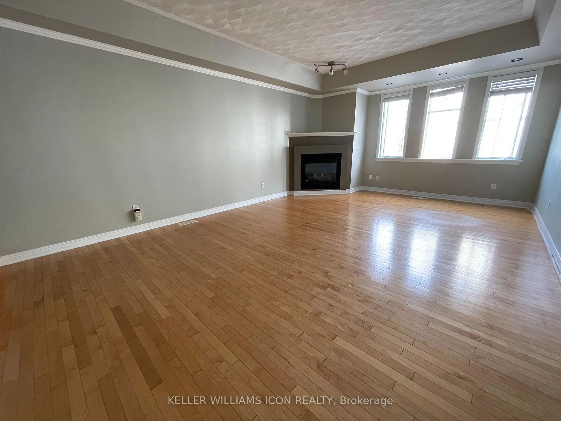 Photo 5 of Unit 2, 825 Grenon Avenue, Ottawa, Britannia Heights — HOMEH