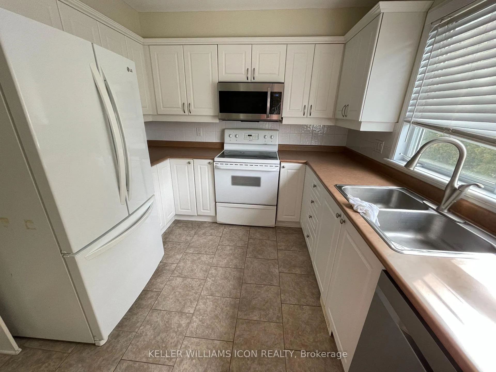 Photo 6 of Unit 2, 825 Grenon Avenue, Ottawa, Britannia Heights — HOMEH