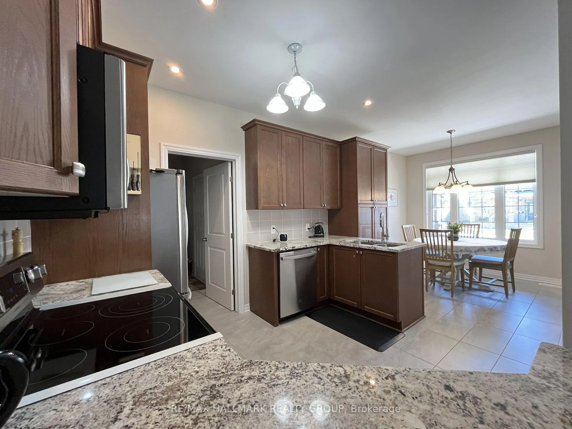 Photo 5 of 533 Peerless Street, Ottawa, Barrhaven - Cedargrove/Fraserdale — HOMEH