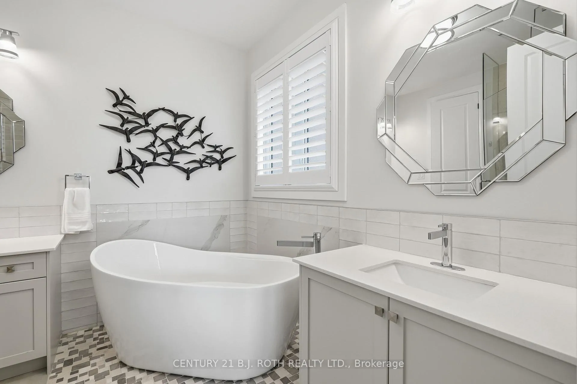 Photo 20 of 131 Trail Boulevard, Springwater, Centre Vespra — HOMEH