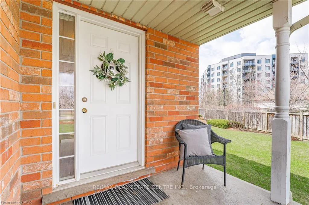 Photo 4 of 30 Fallowfield Drive, Kitchener, Country Hills East — HOMEH