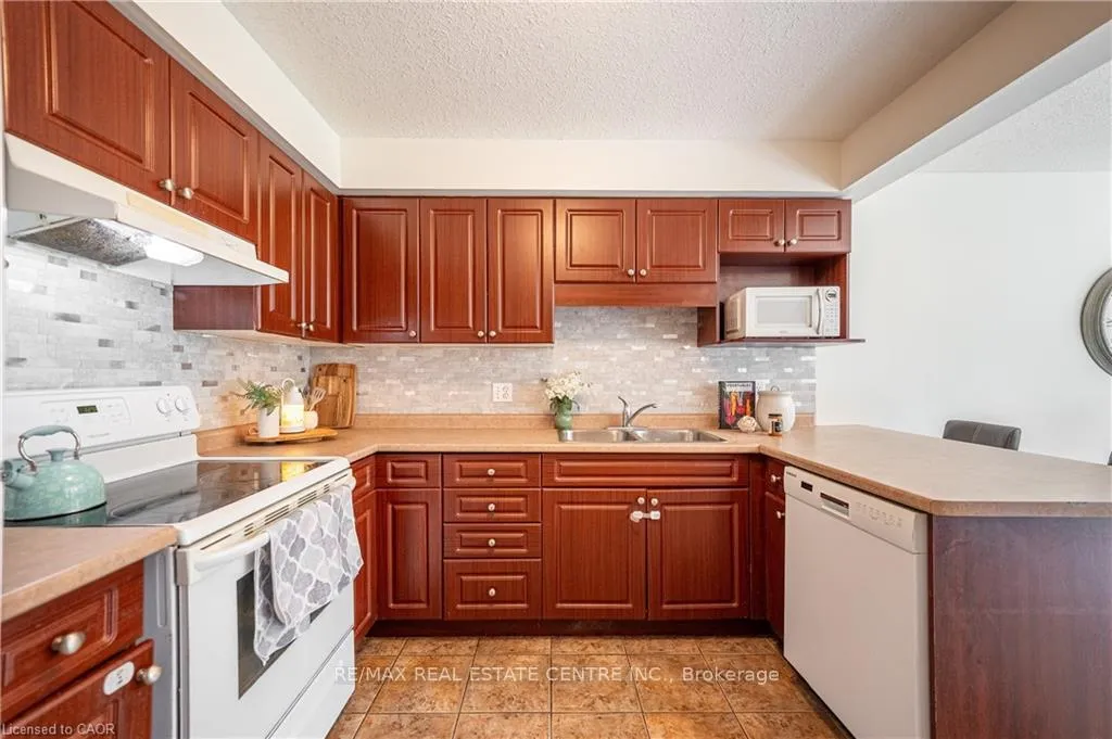 Photo 10 of 30 Fallowfield Drive, Kitchener, Country Hills East — HOMEH
