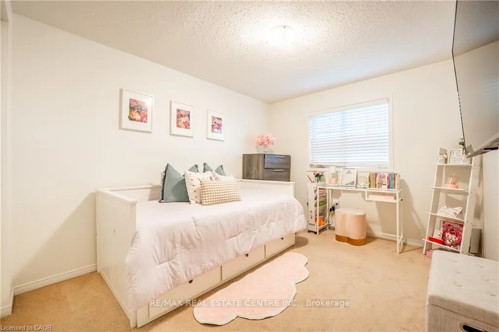 Photo 16 of 30 Fallowfield Drive, Kitchener, Country Hills East — HOMEH