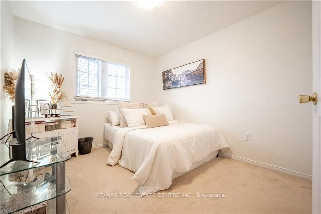 Photo 18 of 30 Fallowfield Drive, Kitchener, Country Hills East — HOMEH