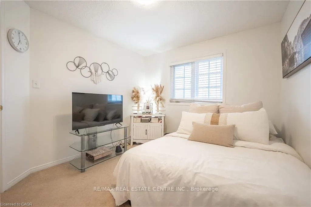 Photo 20 of 30 Fallowfield Drive, Kitchener, Country Hills East — HOMEH