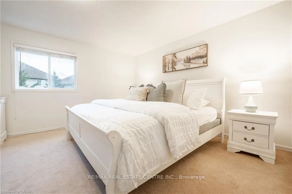 Photo 21 of 30 Fallowfield Drive, Kitchener, Country Hills East — HOMEH