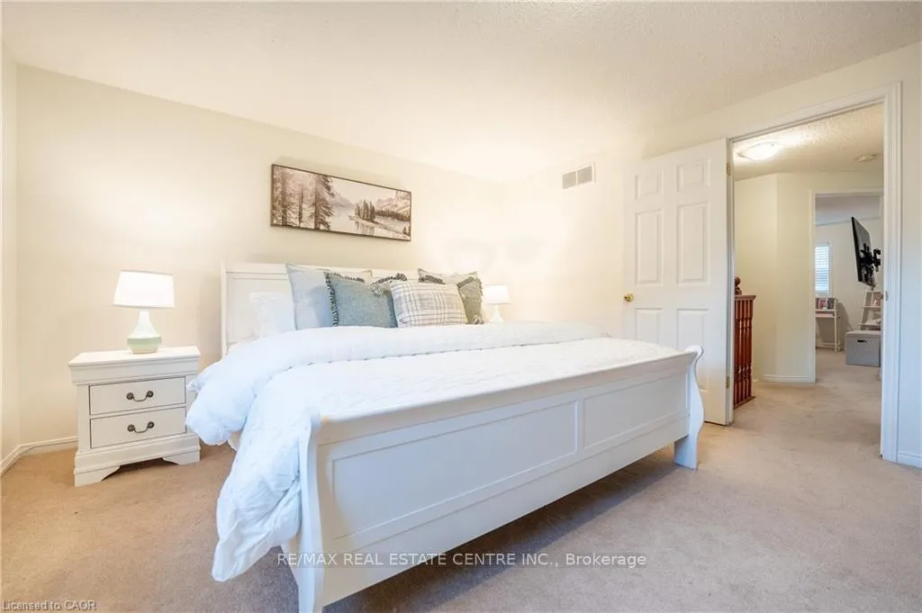 Photo 22 of 30 Fallowfield Drive, Kitchener, Country Hills East — HOMEH