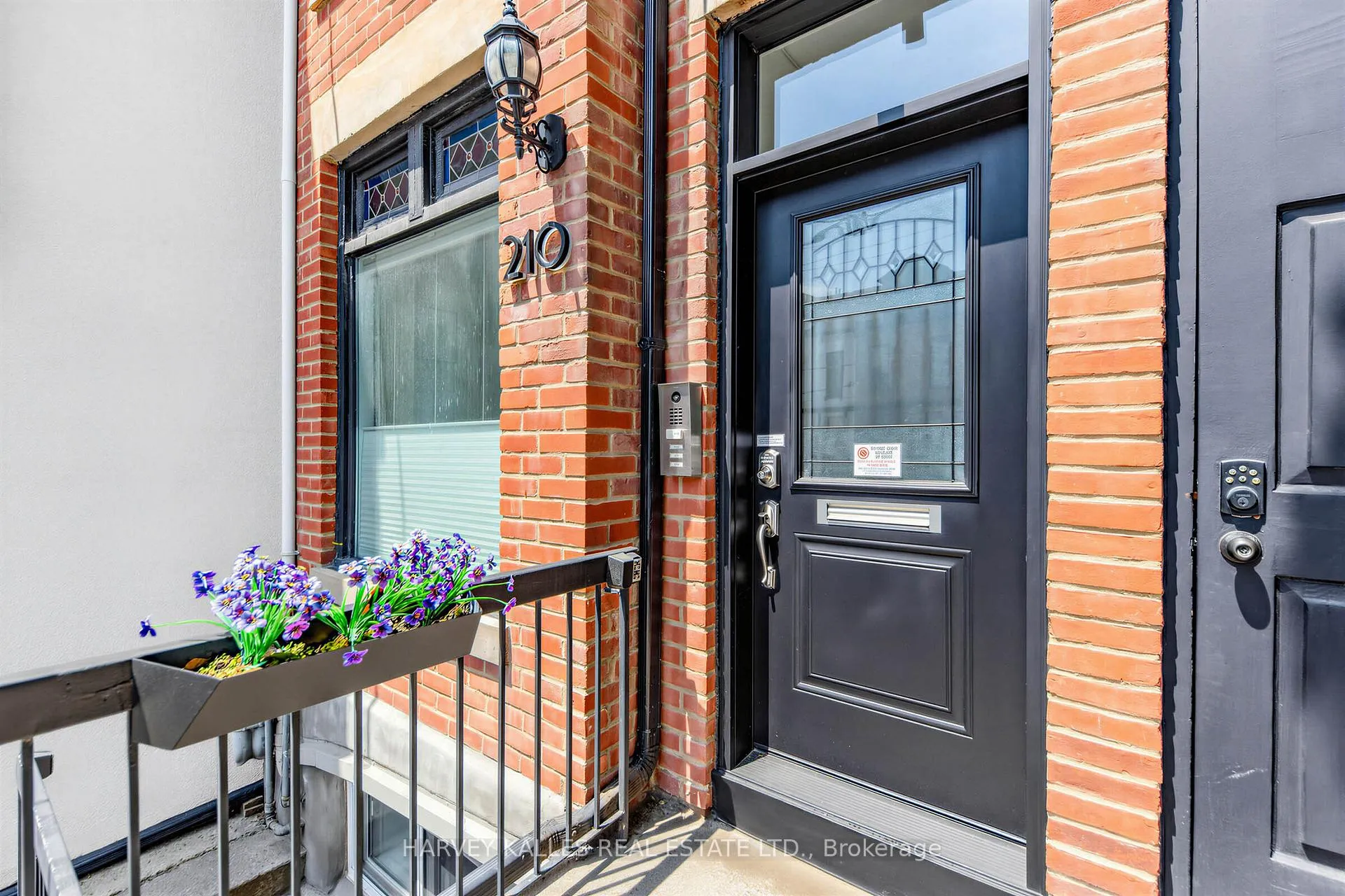 Photo 3 of 210 Gerrard Street E, Toronto, Moss Park — HOMEH