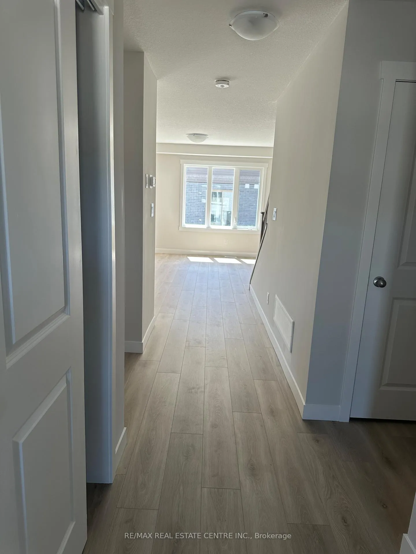 Photo 3 of 33 Strath Crescent, Springwater, Elmvale — HOMEH