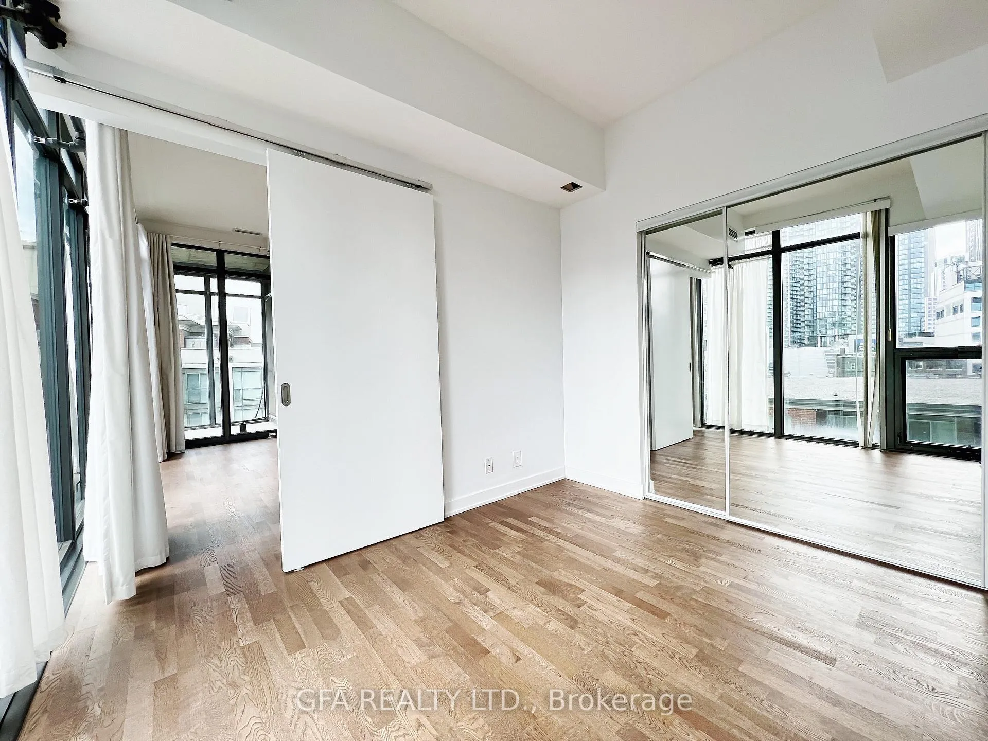 Photo 7 of Unit 810, 15 Beverley Street, Toronto, Kensington-Chinatown — HOMEH