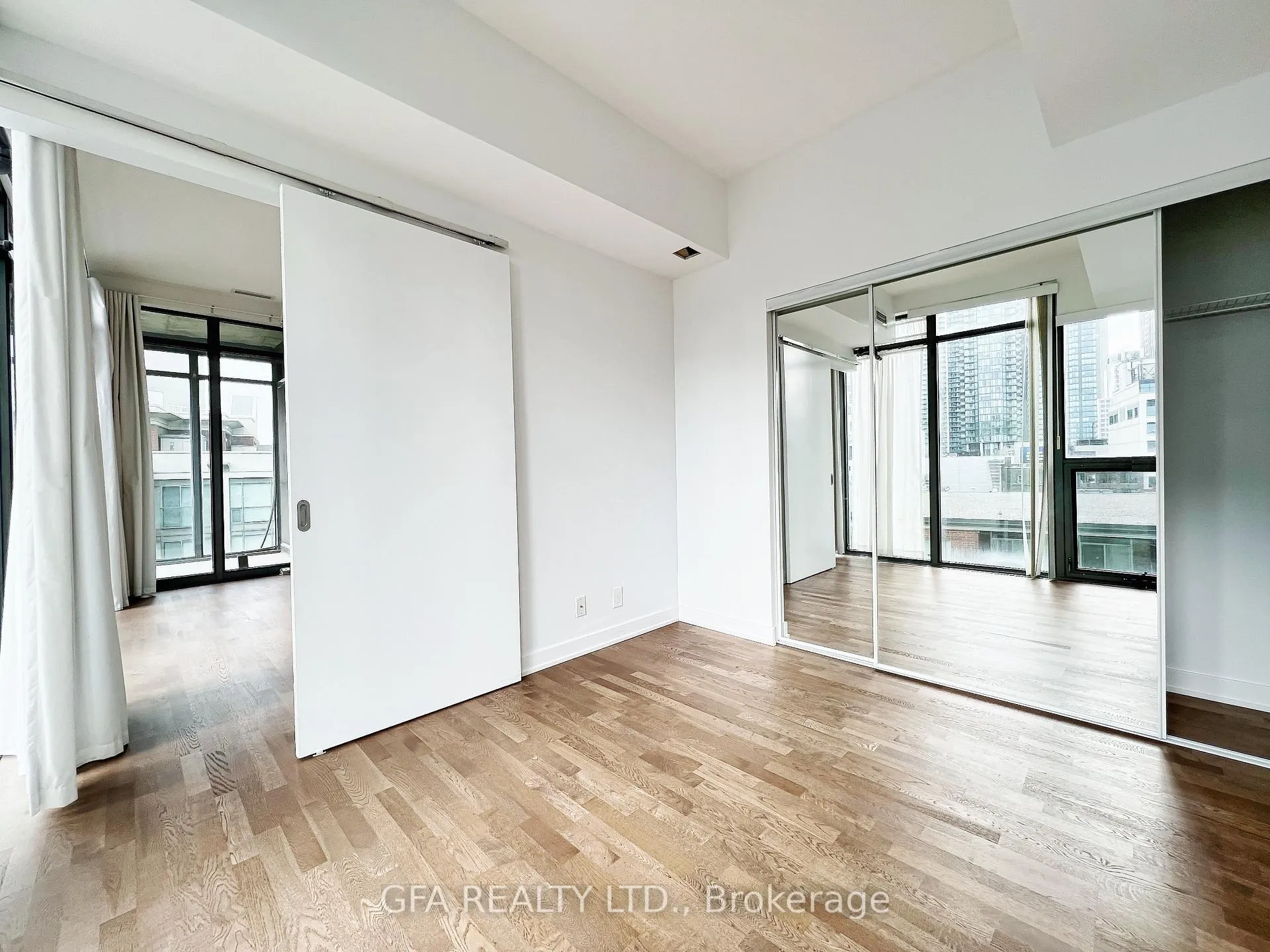 Photo 8 of Unit 810, 15 Beverley Street, Toronto, Kensington-Chinatown — HOMEH