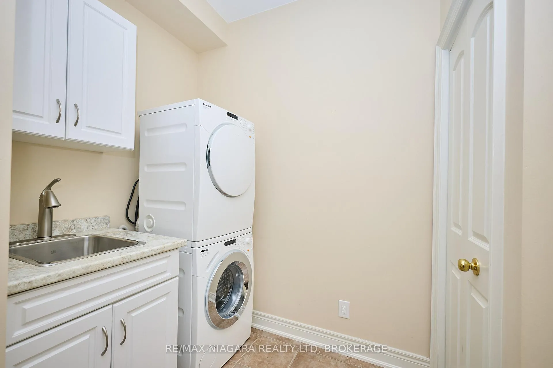 Photo 31 of Unit 7, 14 Emerald Common, St. Catharines, Lakeshore — HOMEH