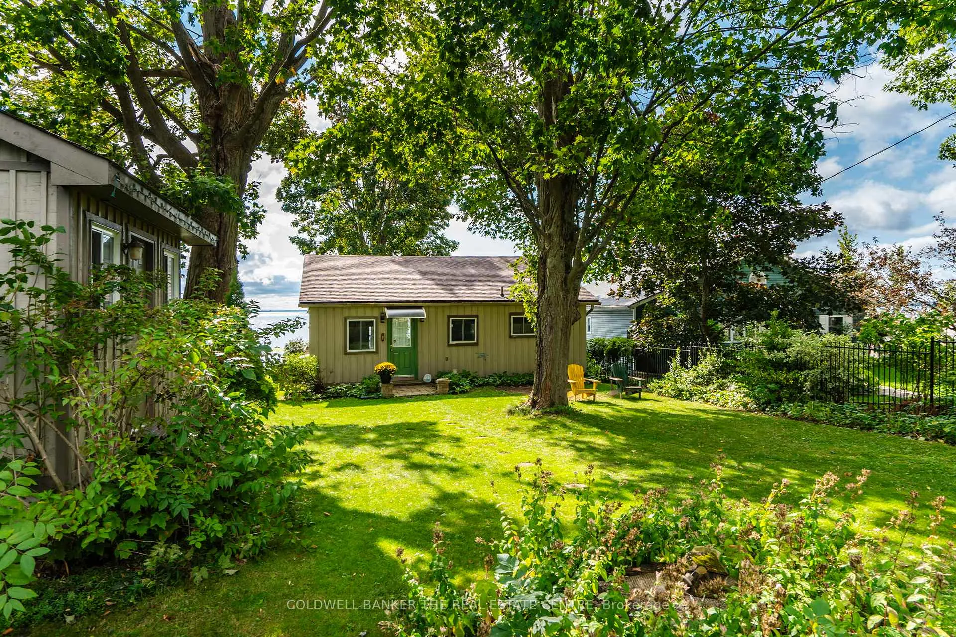 Front of 115 Lakeshore Road W