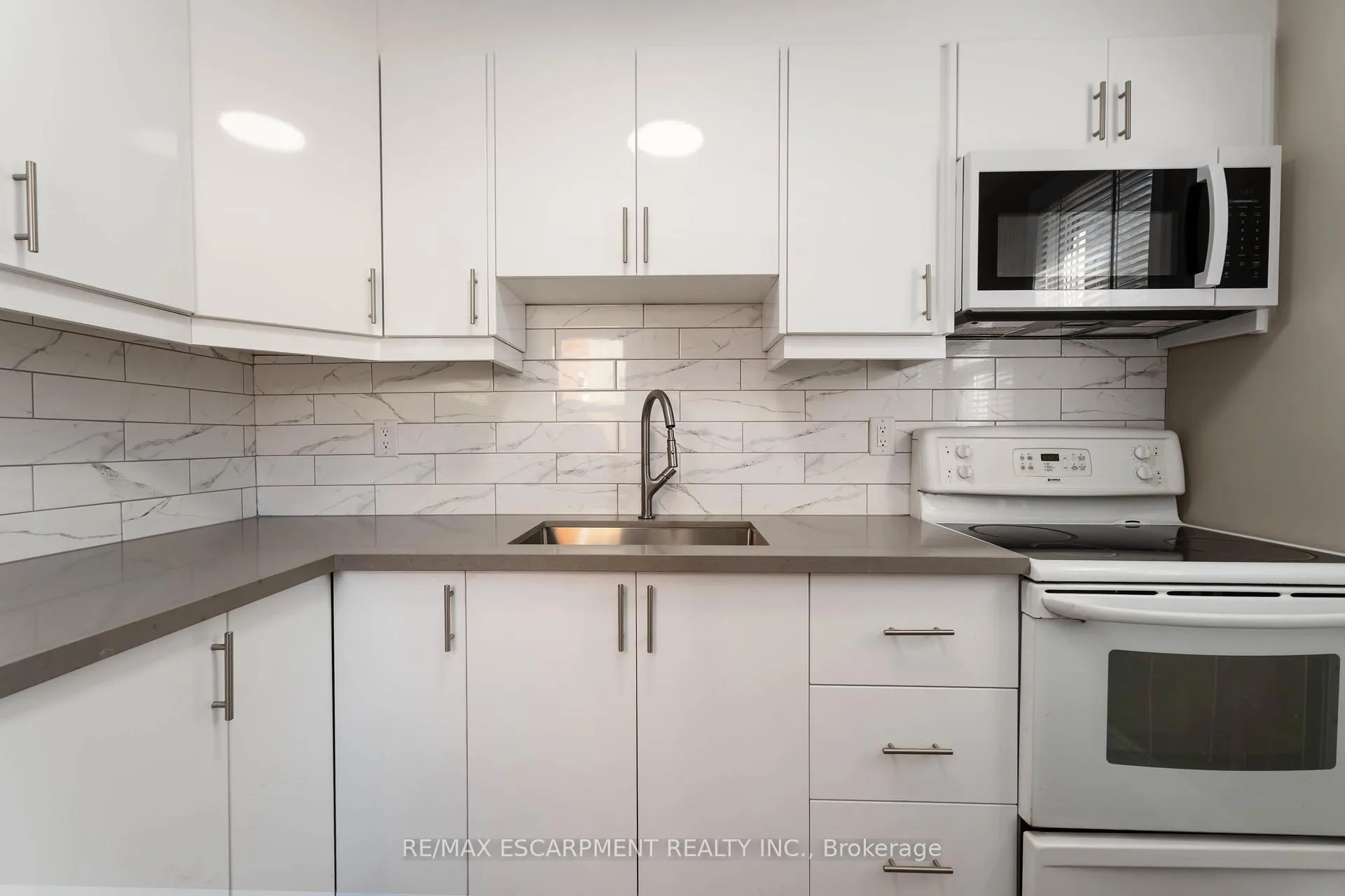Photo 4 of 187 Barton Street W, Hamilton, Central — HOMEH