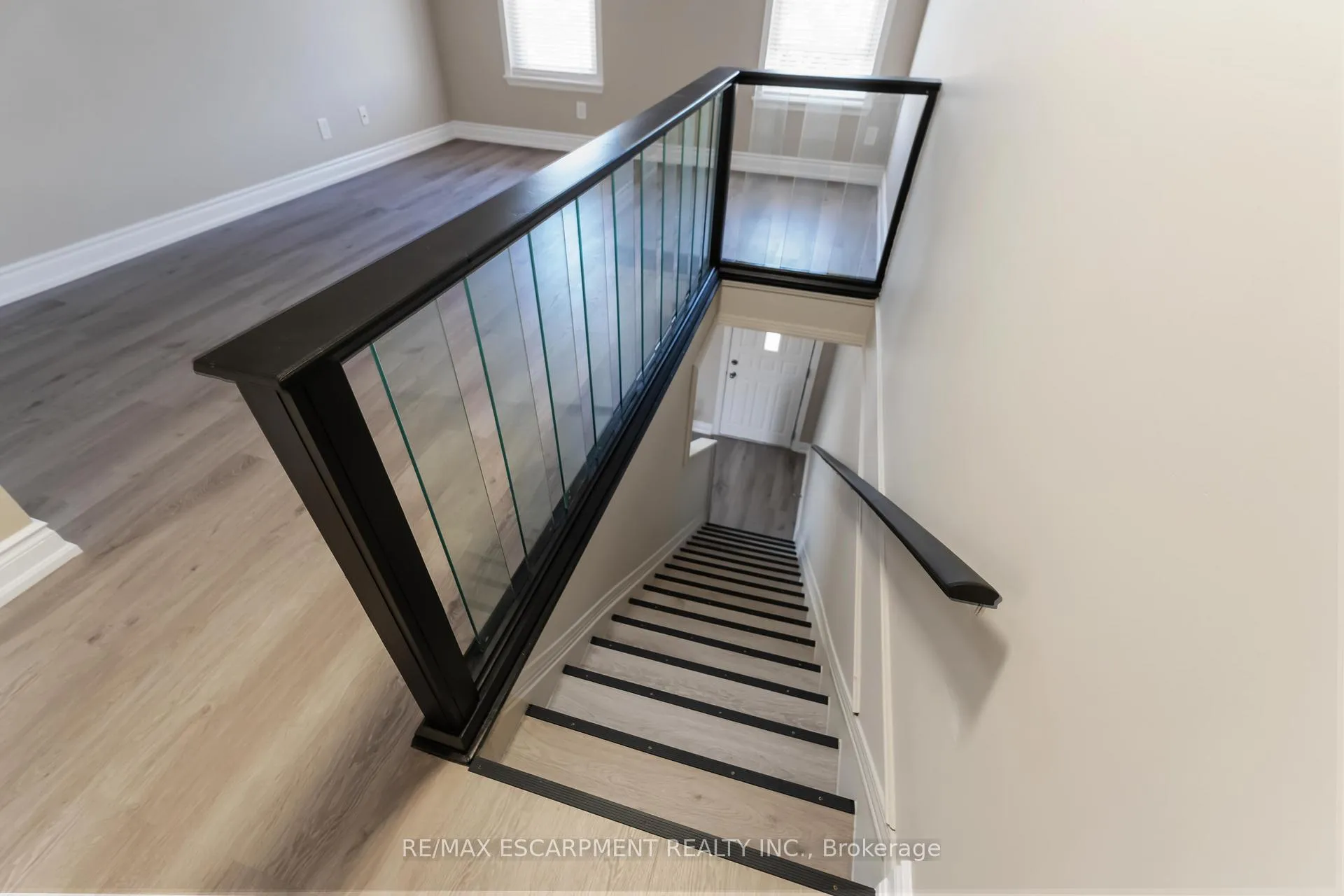 Photo 10 of 187 Barton Street W, Hamilton, Central — HOMEH