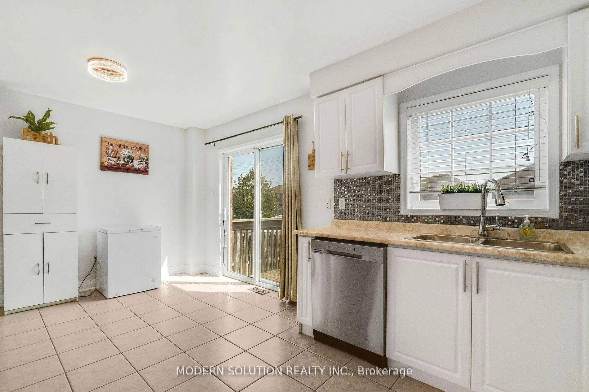 Photo 11 of 67 Roundstone Drive, Brampton, Credit Valley — HOMEH