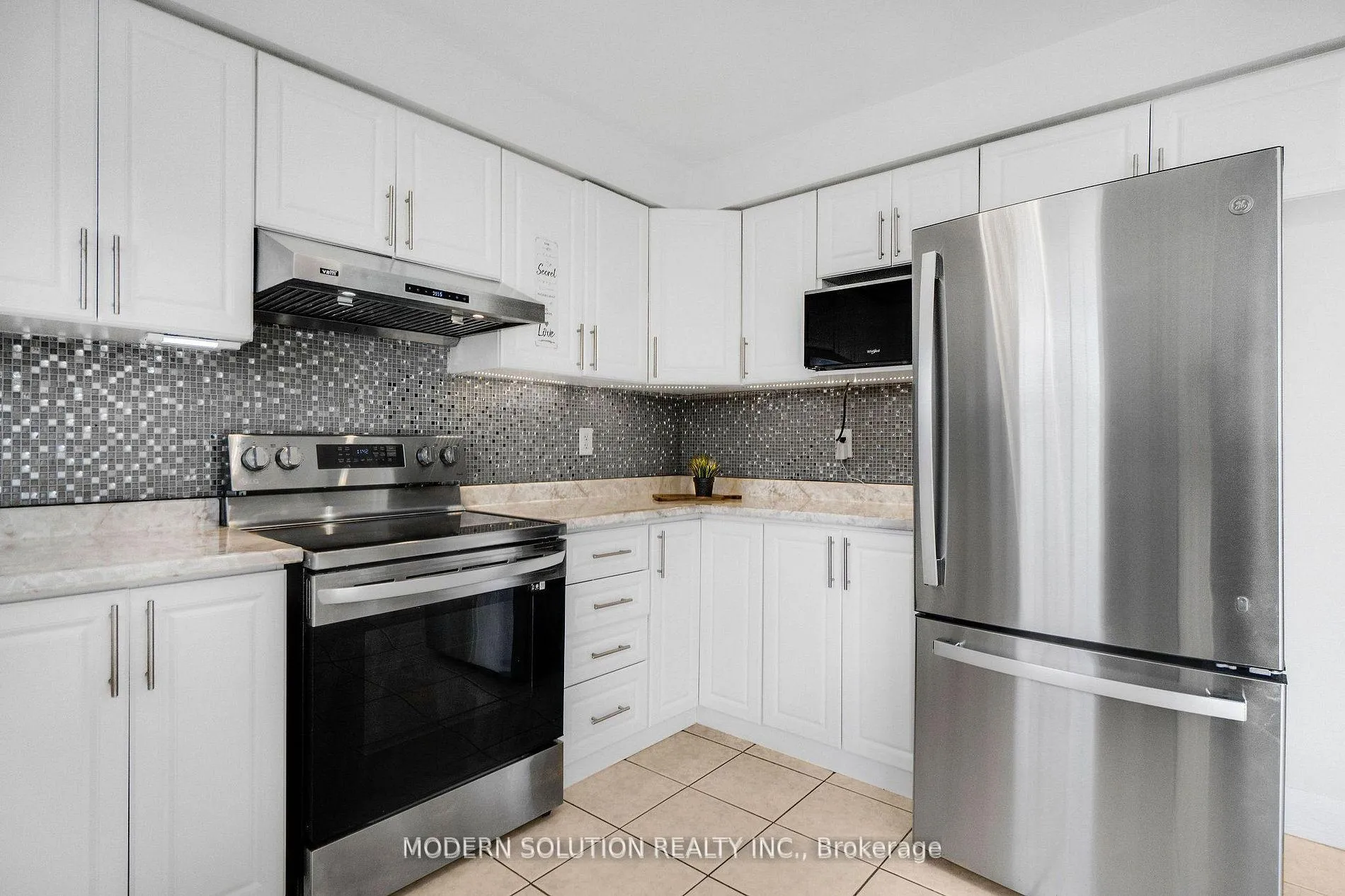 Photo 12 of 67 Roundstone Drive, Brampton, Credit Valley — HOMEH