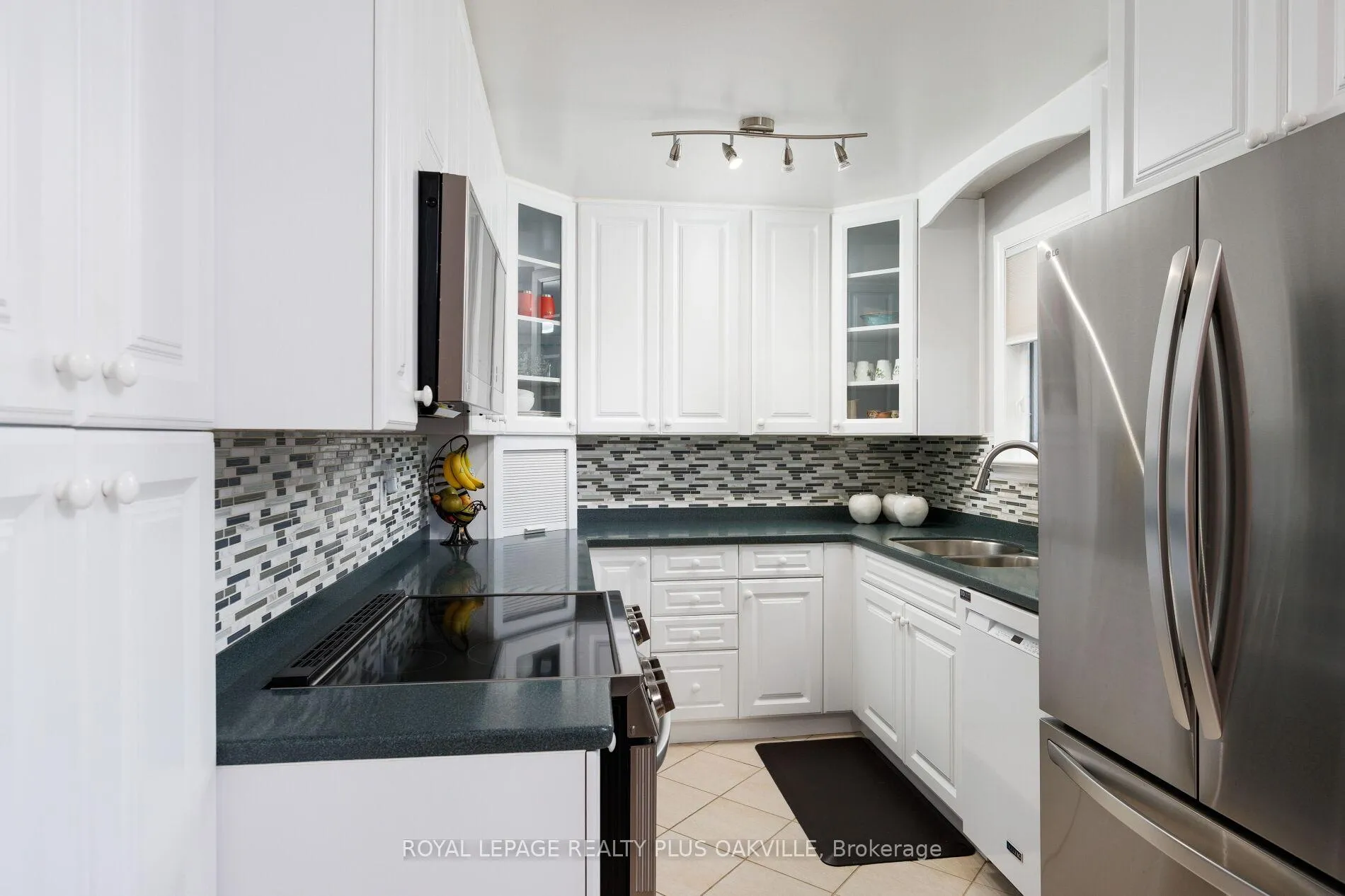 Photo 10 of 475 Sunset Drive, Oakville, West — HOMEH