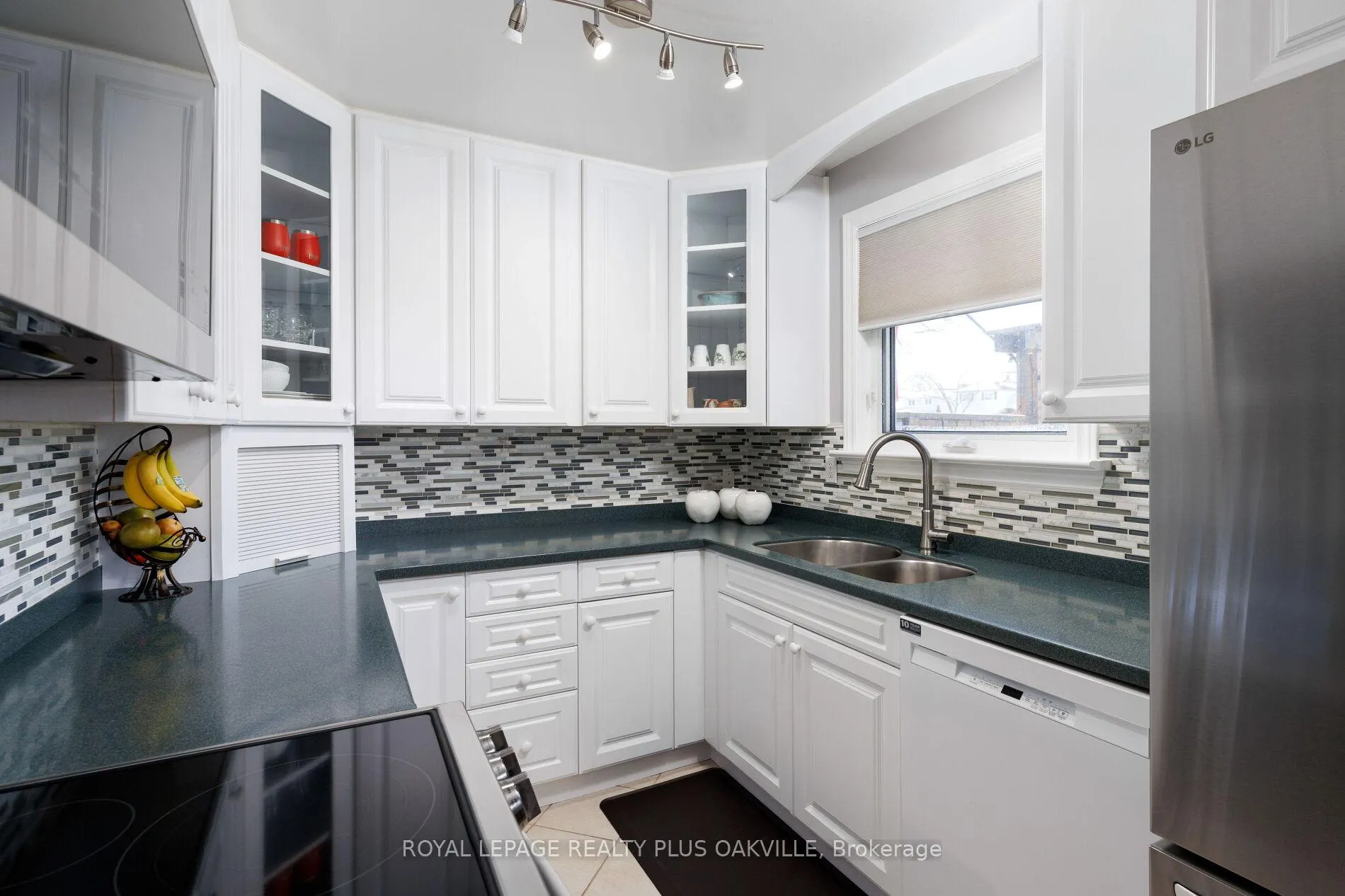 Photo 11 of 475 Sunset Drive, Oakville, West — HOMEH