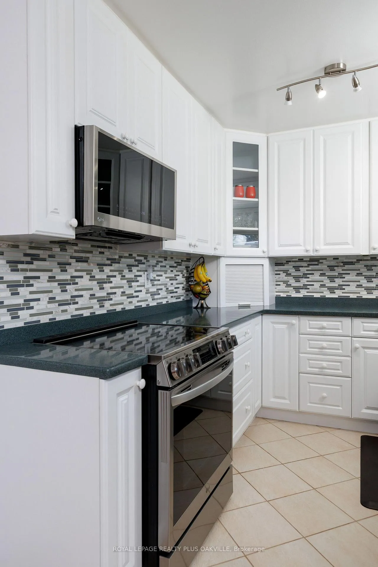 Photo 12 of 475 Sunset Drive, Oakville, West — HOMEH