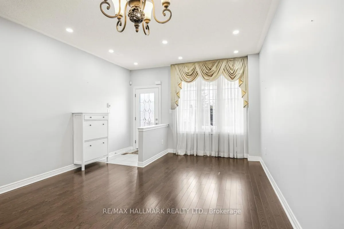 Photo 2 of 33 Tomabrook Crescent, Brampton, Sandringham-Wellington — HOMEH