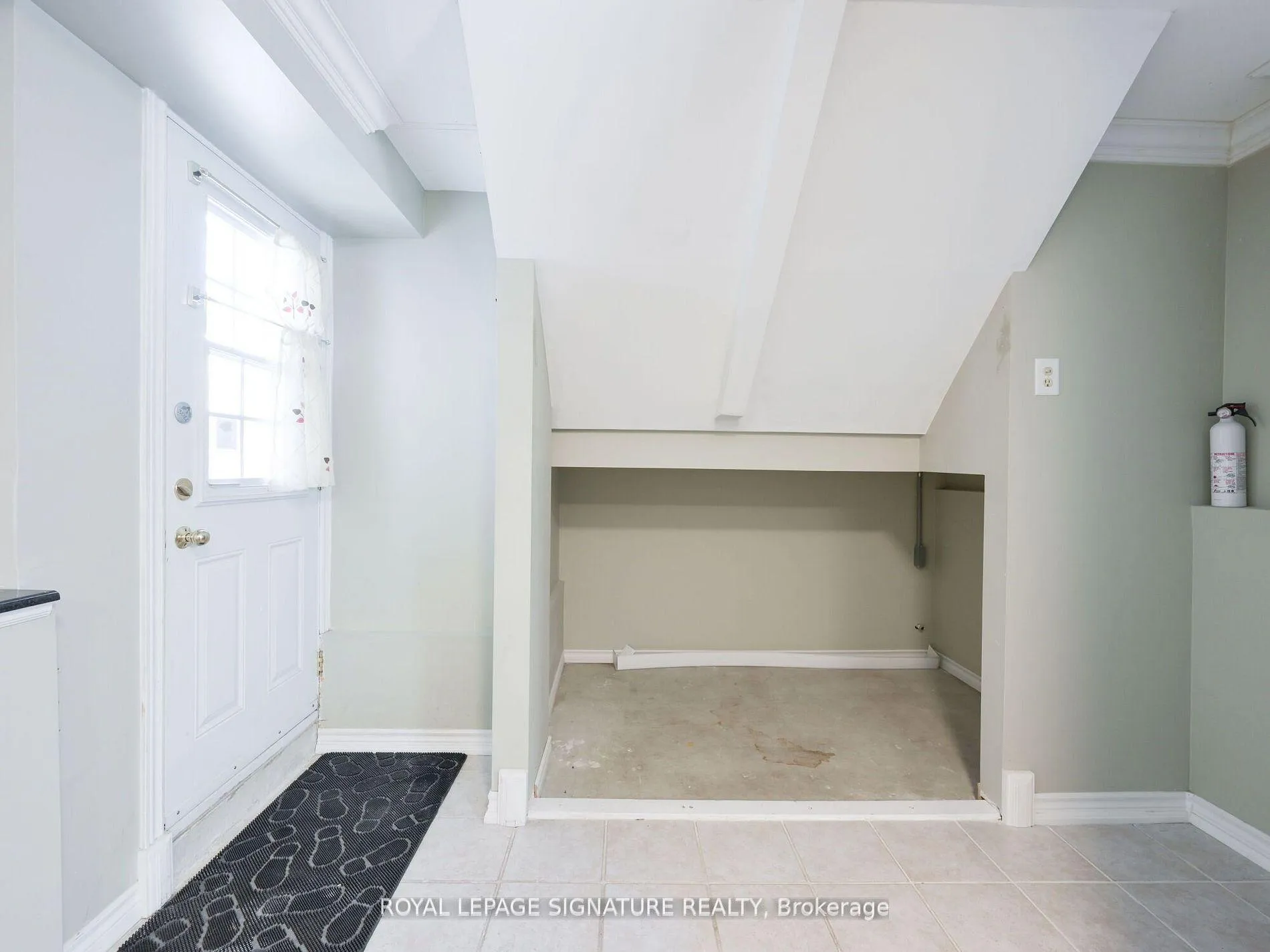 Photo 5 of Unit Lower, 26 Peterson Court, Brampton, Heart Lake East — HOMEH