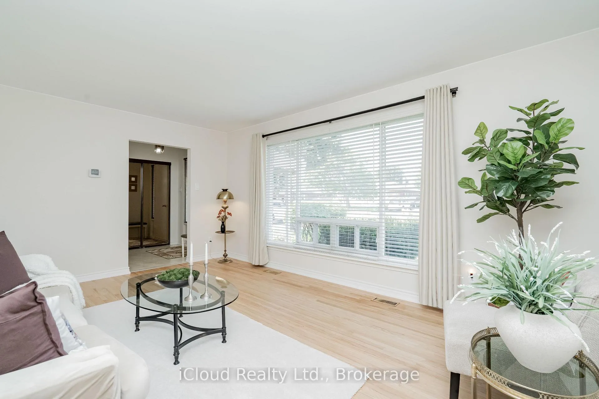 Photo 5 of 242 Avondale Boulevard, Brampton, Avondale — HOMEH
