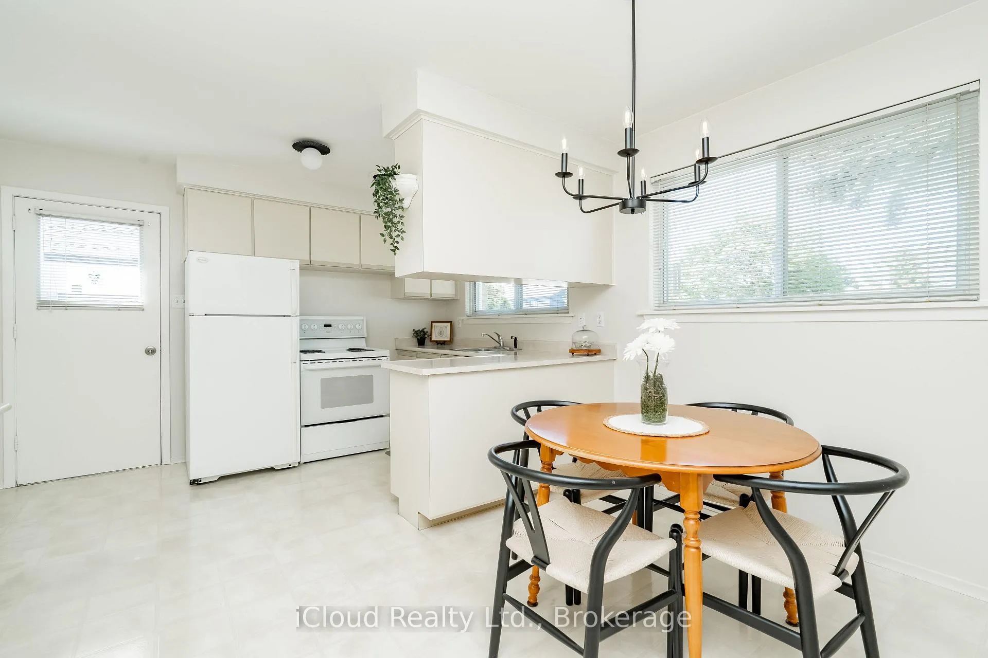 Photo 10 of 242 Avondale Boulevard, Brampton, Avondale — HOMEH