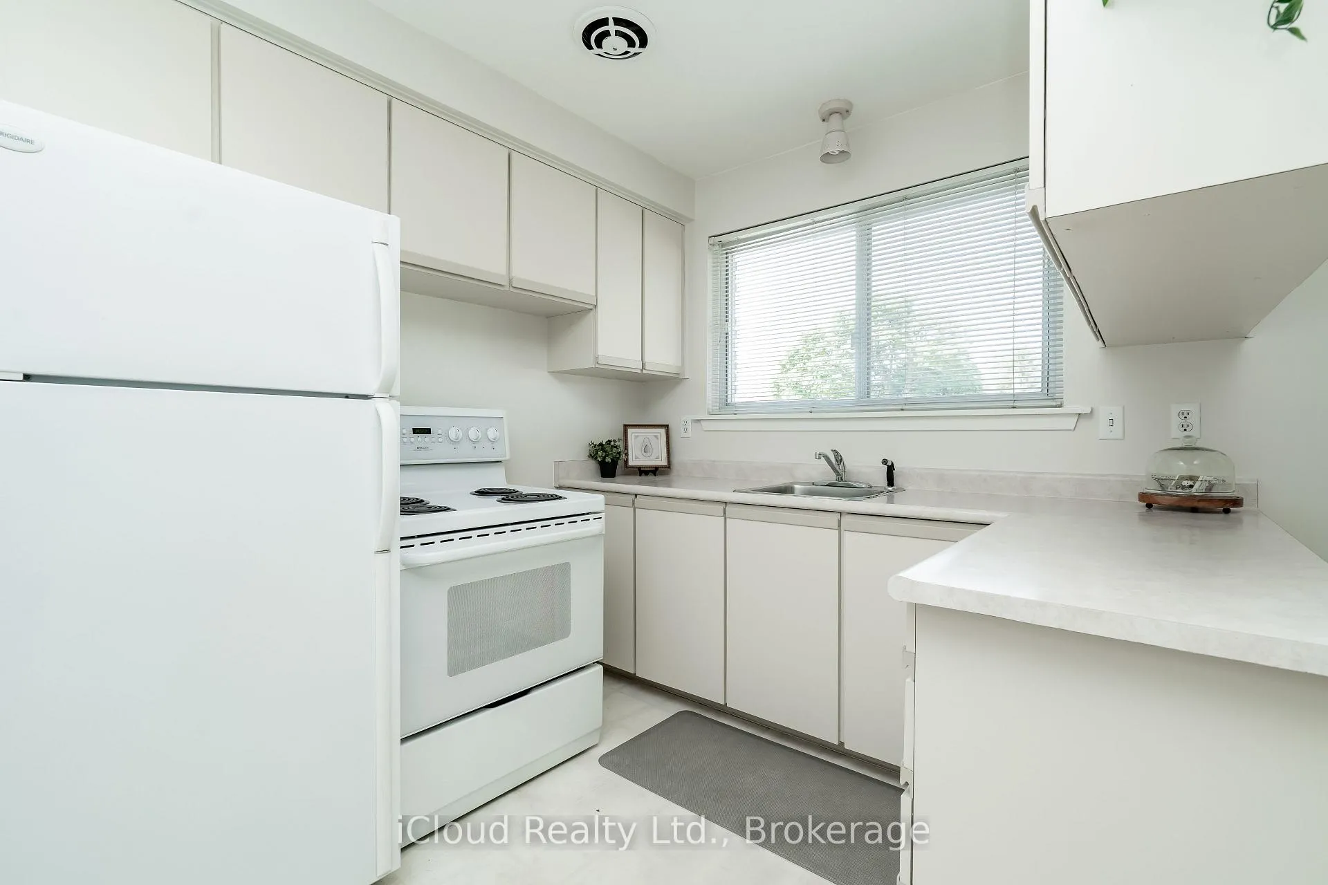 Photo 13 of 242 Avondale Boulevard, Brampton, Avondale — HOMEH