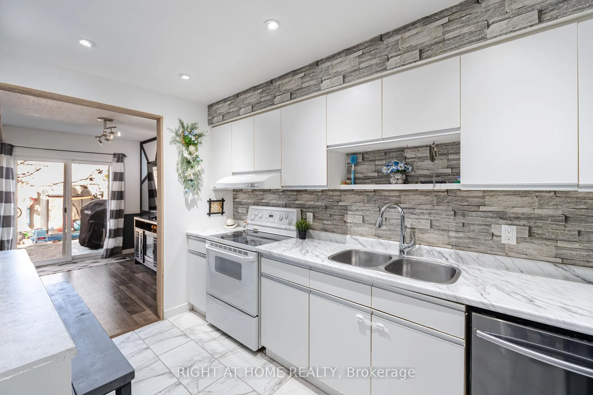 Photo 5 of Unit 16, 100 Century Drive, Orangeville — HOMEH