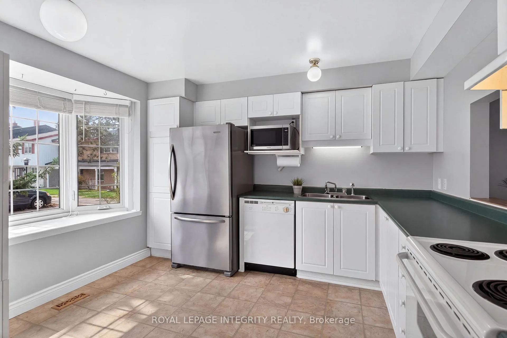 Photo 3 of 183 Monterey Drive, Ottawa, Leslie Park — HOMEH