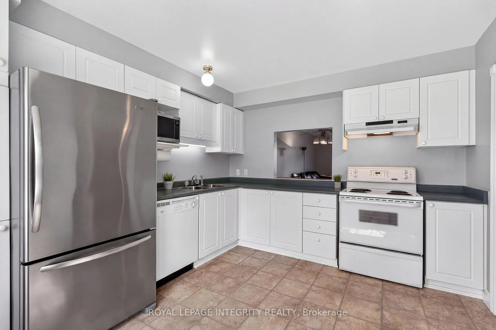 Photo 4 of 183 Monterey Drive, Ottawa, Leslie Park — HOMEH